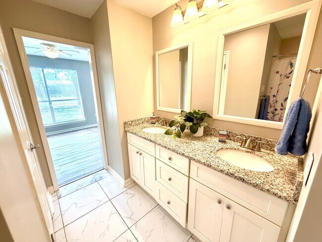 Building Photo - Stylish, Spacious & In a Prime Baton Rouge...