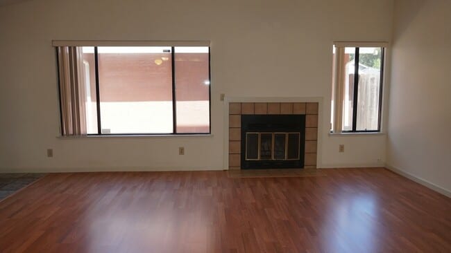 Building Photo - Charming 2 bedroom 2 bathroom home in the pocket area of Sacramento!