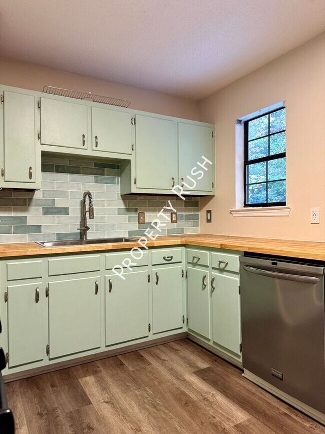 Building Photo - 1110 Fernway Cir