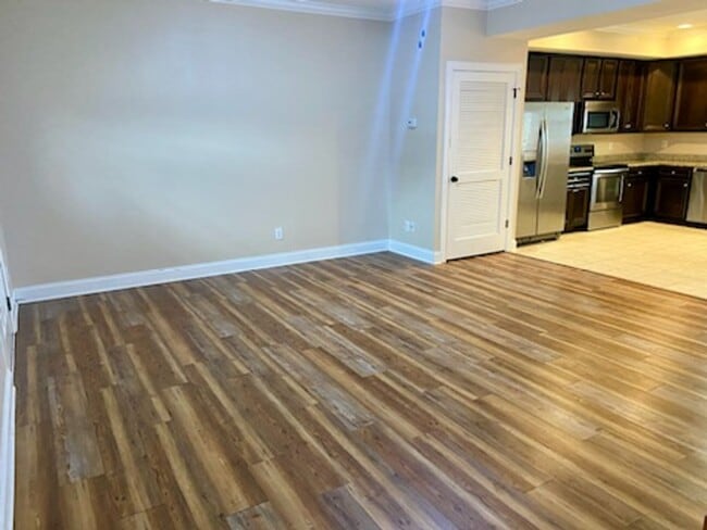 Building Photo - BEAUTIFUL TOWNHOME