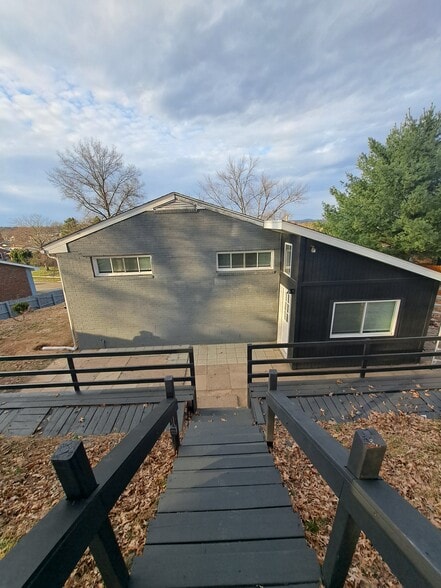 Building Photo - 223 Columbia Dr