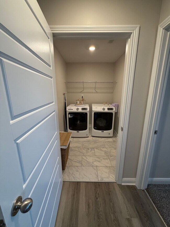 Building Photo - 3 Bedroom 2 1/2 Bath Home For Rent Near Post!