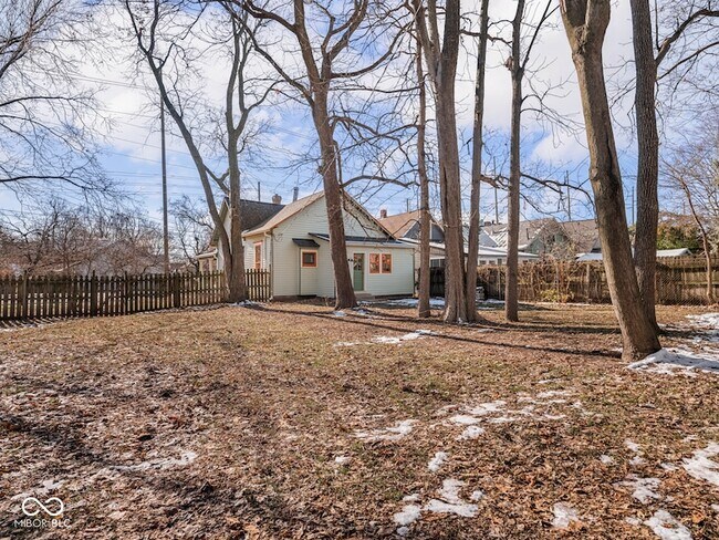 Building Photo - 1118 E St Clair St