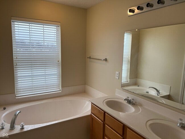 Building Photo - 3522 N Golden Gate Dr