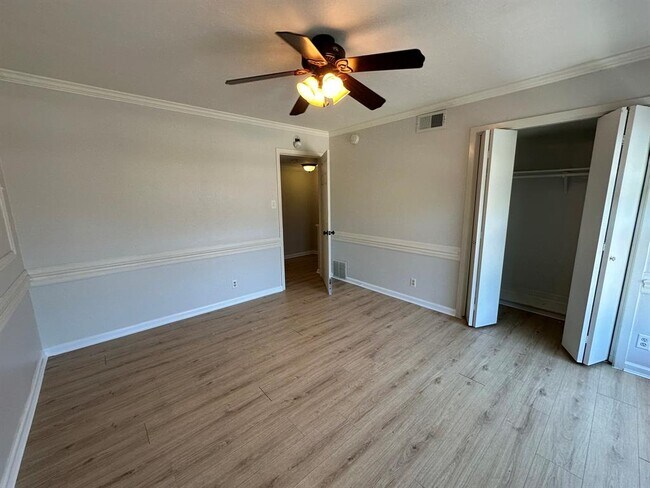 Building Photo - 6501 E Hill Dr