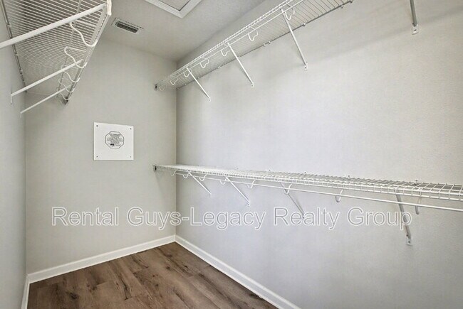 Building Photo - 6986 Roundleaf Dr