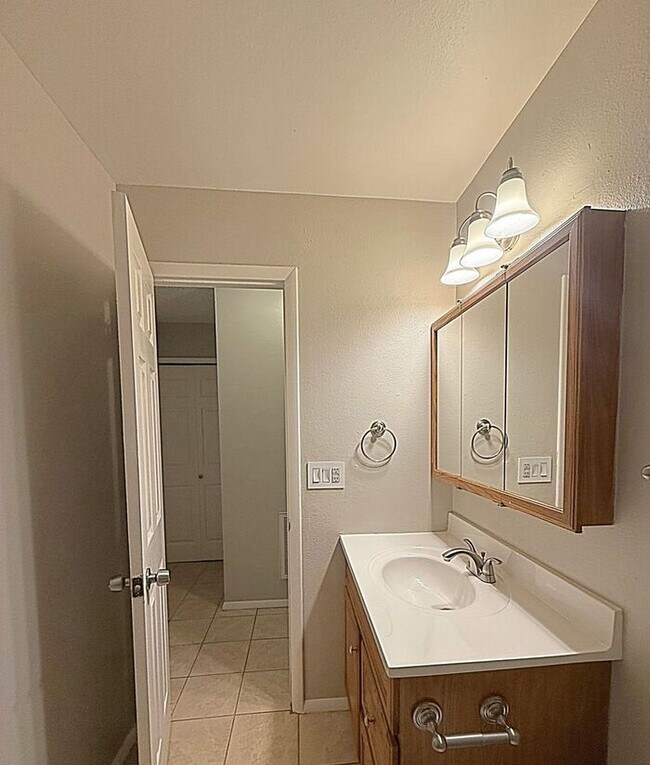 Building Photo - 3 bedroom ranch home nestled in a cul-de-sac!