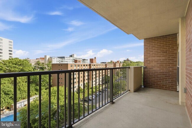 Building Photo - 1300 Army Navy Dr