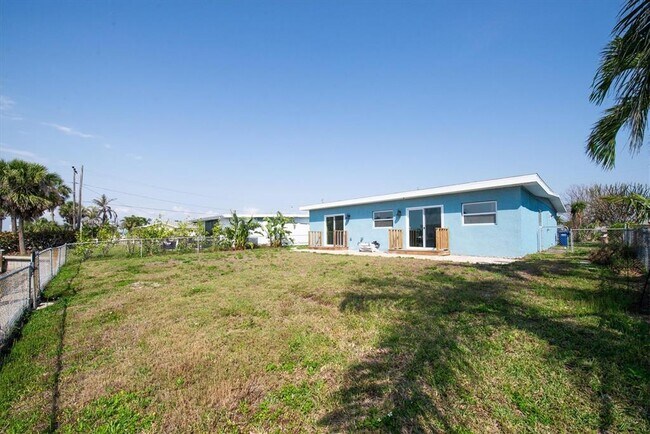 Building Photo - 404 Normandy Rd