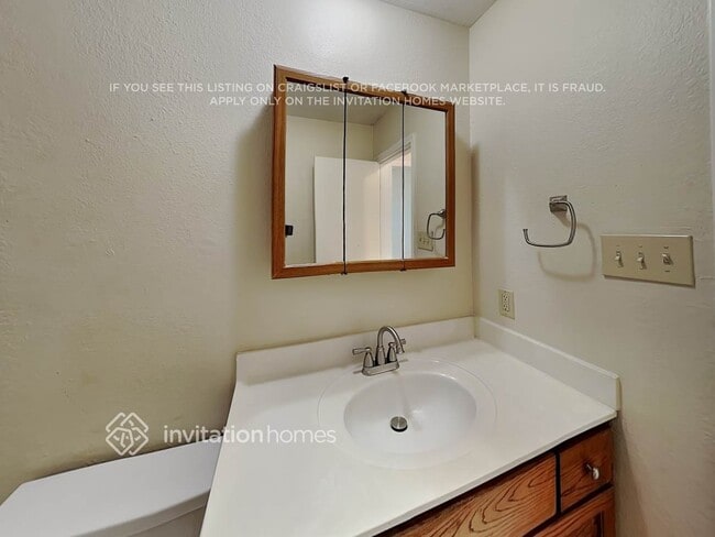 Building Photo - 1229 N Creek Dr