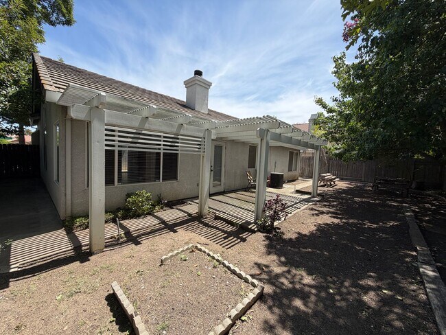 Building Photo - Great Location!