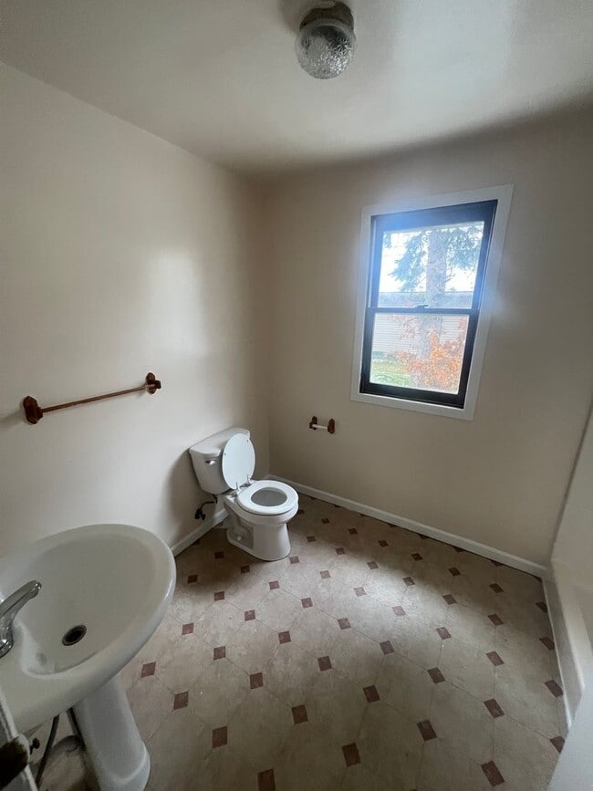 Building Photo - Large 3 Bed 2 Bath House