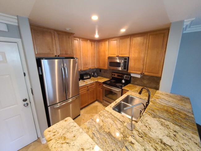 Primary Photo - 1 bed 1 bath in UTC with great amenities P...