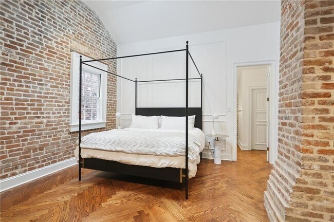 Building Photo - 810 Bourbon St