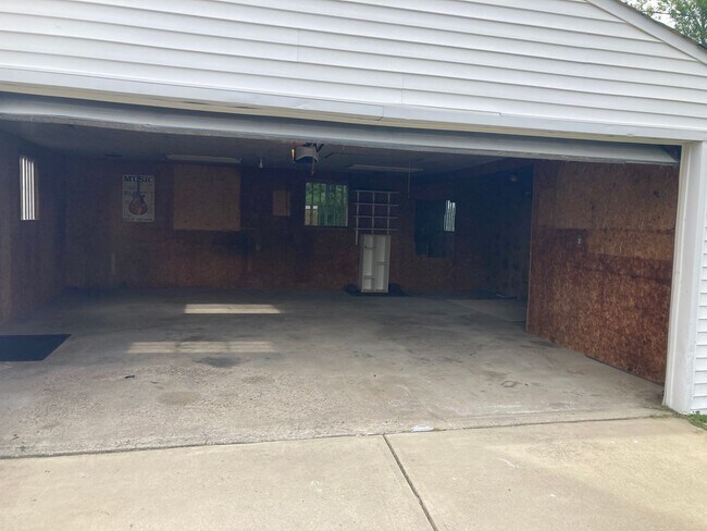 Building Photo - Must See! Large 3 Bedroom, 2 Bath Ranch Ho...