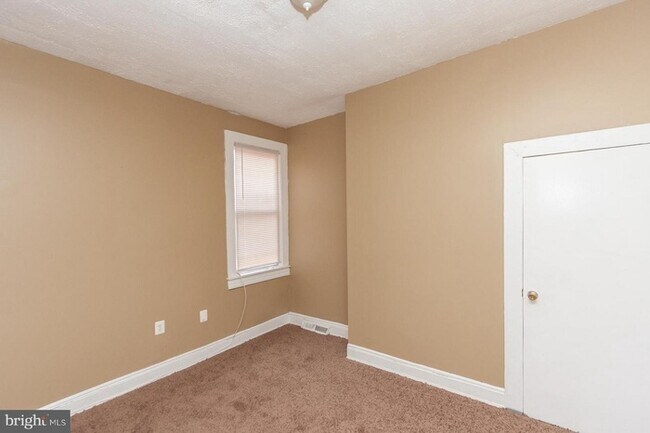 Building Photo - 3 Bedroom House