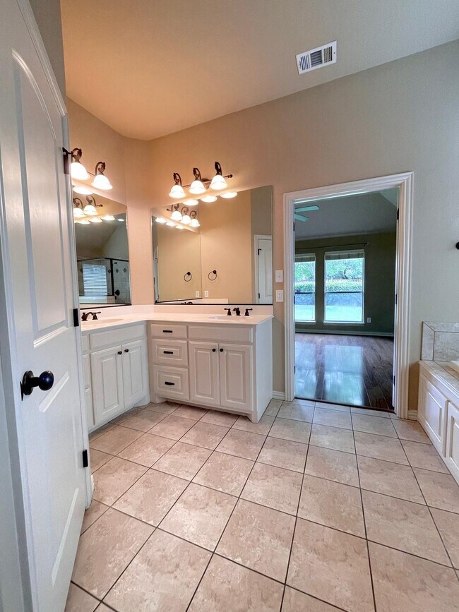 Building Photo - 401 Shumard Oak Trail