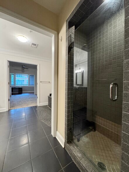Building Photo - 2929 McGee Trfy