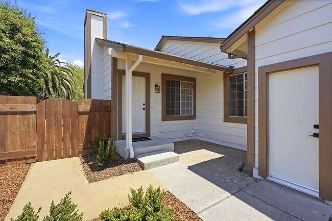Building Photo - Remodeled 2 Bed, 2 Bath Townhouse in Petaluma's Morningstar Community