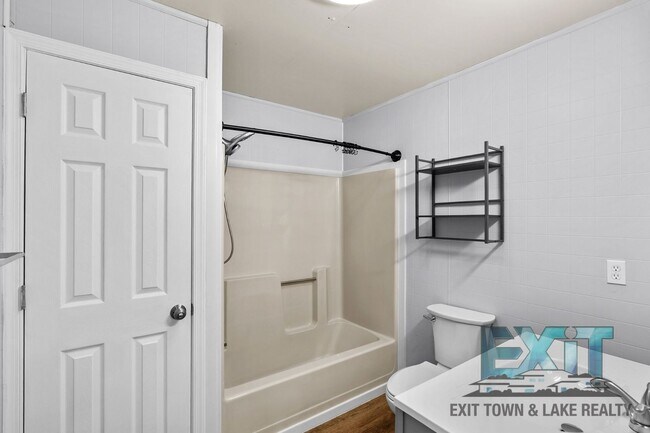 Building Photo - Country Feel, Modern Updates – 3BR Home on Quiet Road Just Outside of South Hill