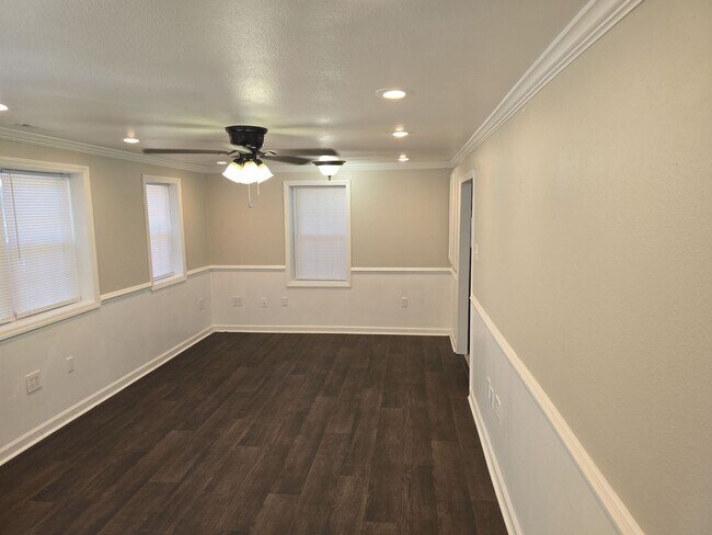 Building Photo - Less than mile from South Carolina State U...