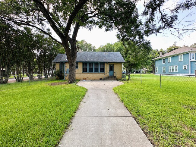 Building Photo - 2726 Sanger Ave