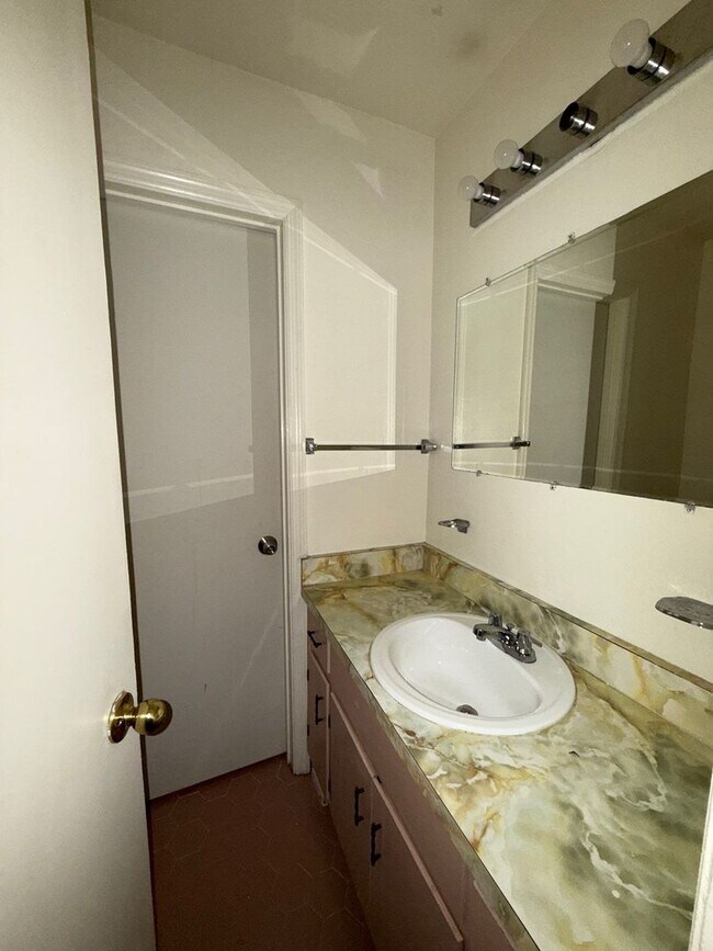 Building Photo - 4 bed/ 2.5 bath home, Walk to the stadium!...