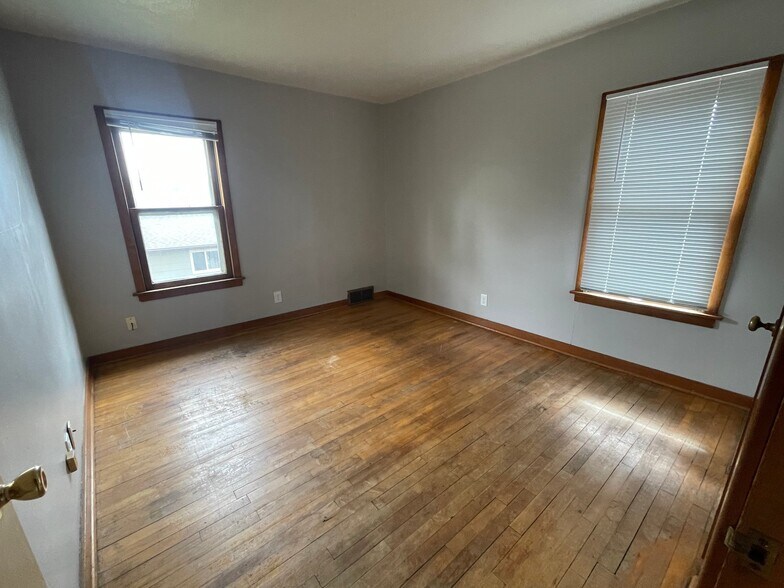 Building Photo - 458 3rd St NE