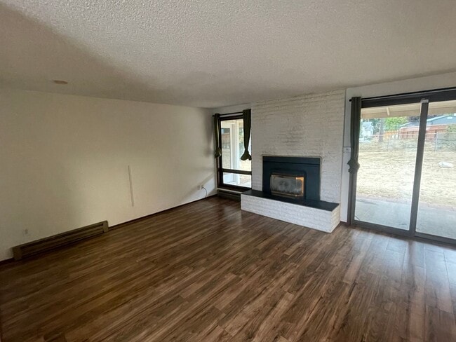 Building Photo - Spacious Single Story 3 Bedroom Home in To...