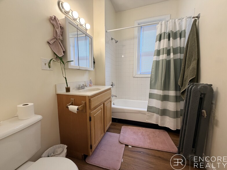 Building Photo - 440 Park Dr