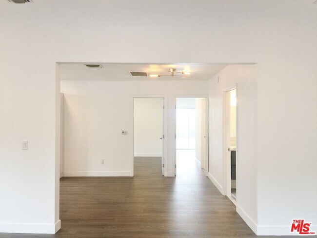 Building Photo - 8538 W Knl Dr