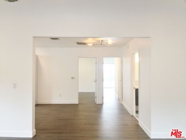 Building Photo - 8538 West Knoll Dr