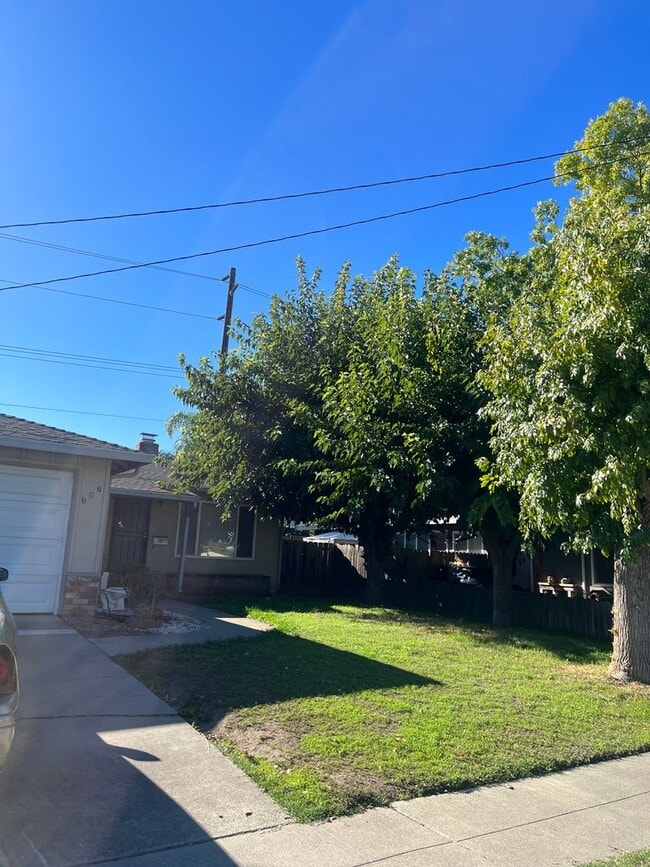 Building Photo - 3bd House