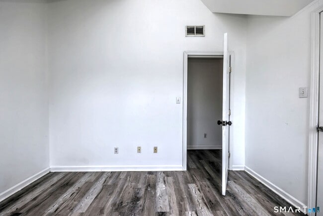 Building Photo - 483 Ferry St