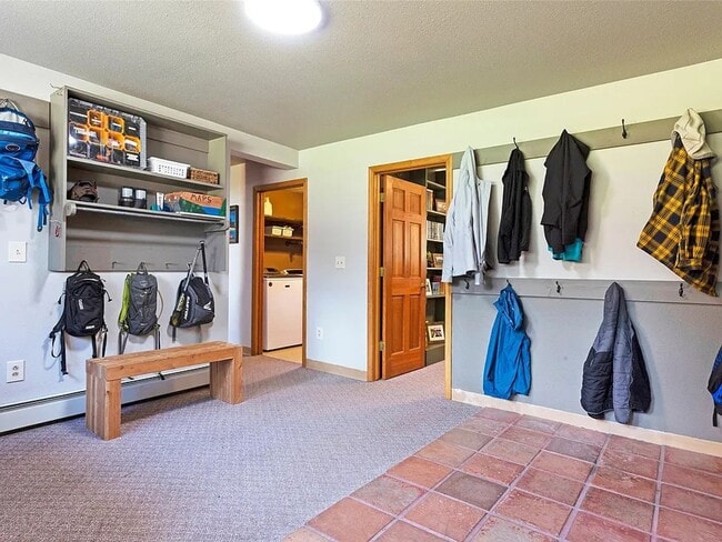 Building Photo - Beautiful spacious 3 bed, 3 bath home situated on 2.53 private acres in Stevensville.
