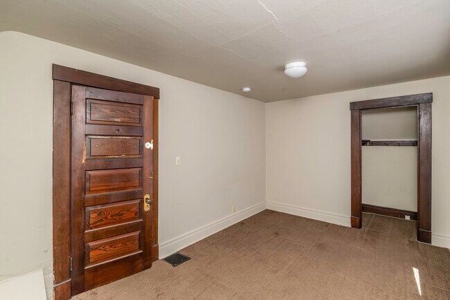 Building Photo - 831 Brookwood Pl