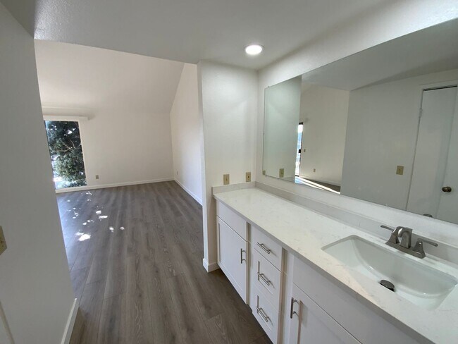 Building Photo - 3 Bedroom Condo on the Bay!