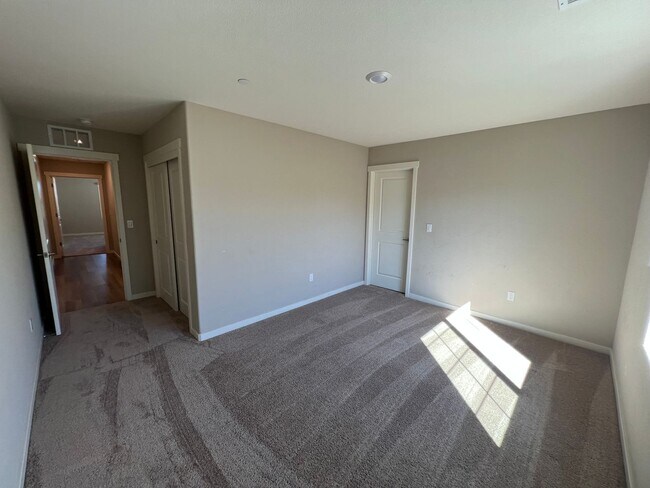 Building Photo - 3 Bed / 2.5 Bath | West Sacramento Home Av...