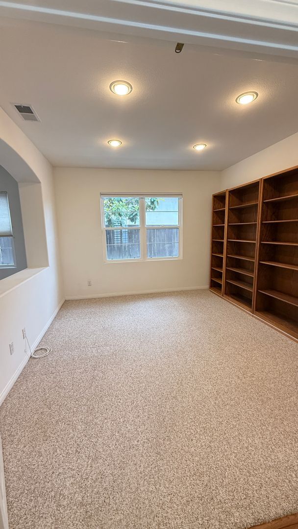 Building Photo - Spacious 4-Bedroom 3.5-Bath with Bonus Den...