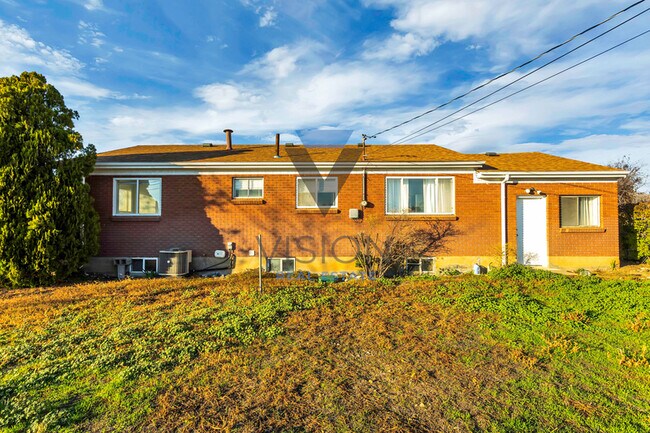 Building Photo - 360 E 400 S