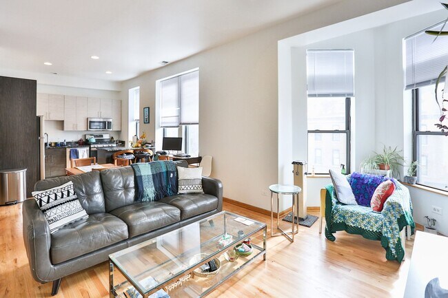 Building Photo - Noble Square Large 2 Bed w/Central Heat & A/C, Only 2 Blocks to the Blue Line, In-Unit Laundry. F...