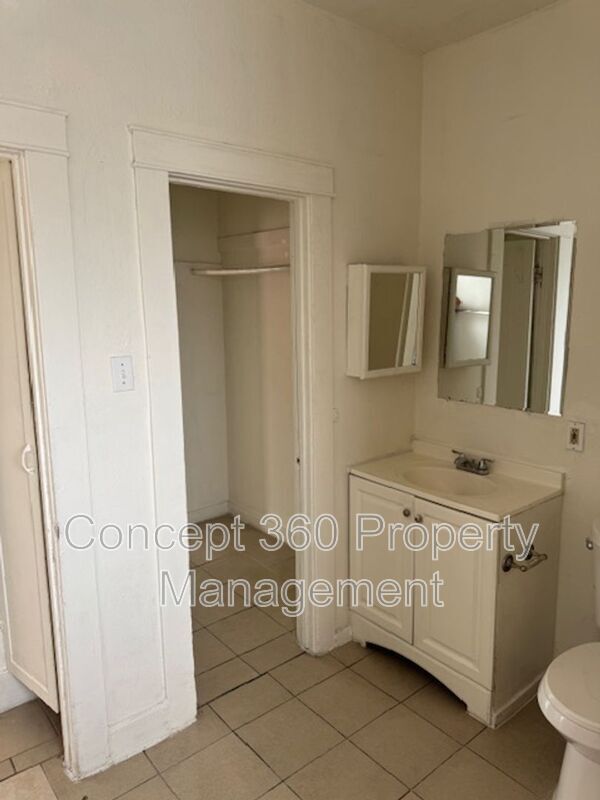 Building Photo - 758 Cerritos Ave