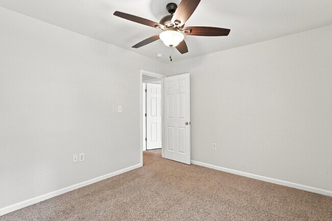 Building Photo - Spacious End Unit Townhome!