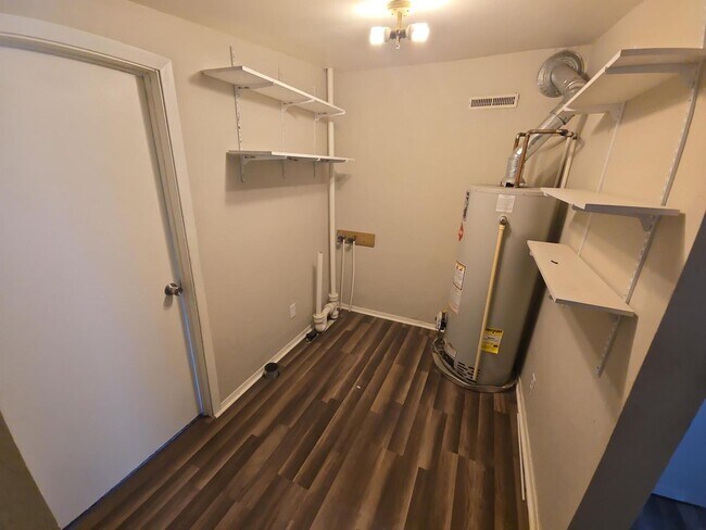 Building Photo - Cozy 2-Bedroom Home with Large Yard & Stor...