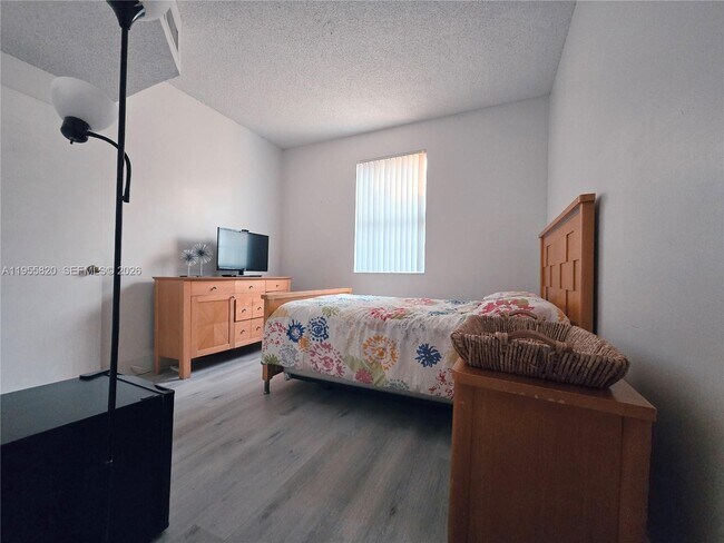 Building Photo - 1303 Presidio Dr