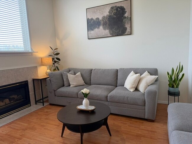 Building Photo - Amazing 3 bd Condo in Fircrest