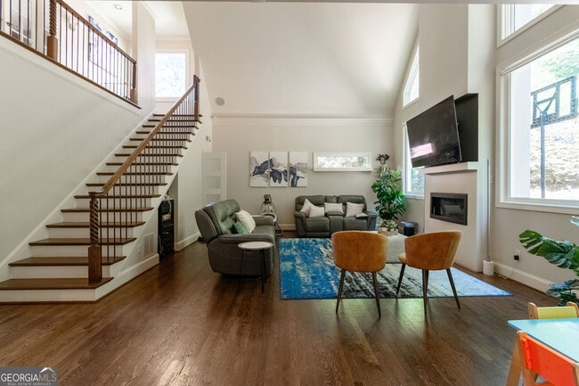 Building Photo - 3850 Glenhurst Dr