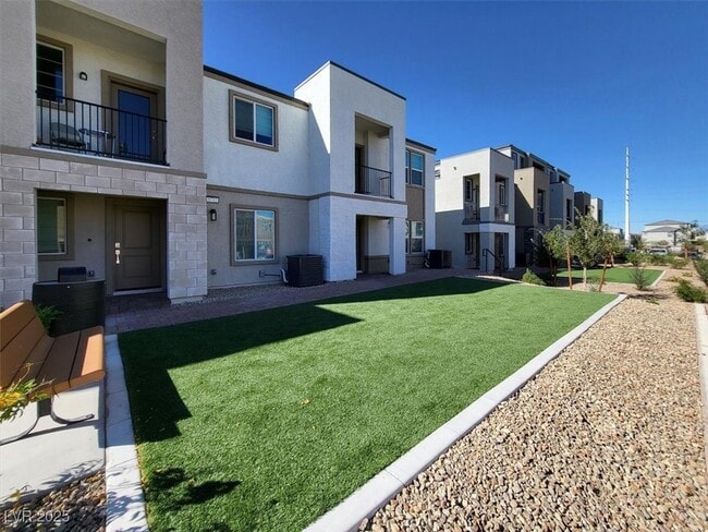 Building Photo - 8667 Luxuriant Ave