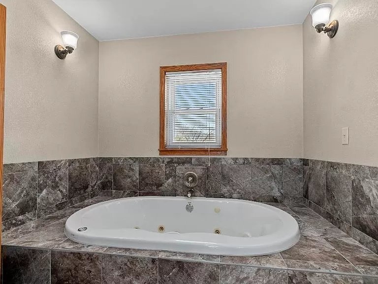 Building Photo - 225 Prospect St