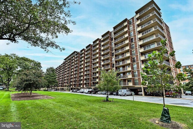 Building Photo - 1300 Army Navy Dr